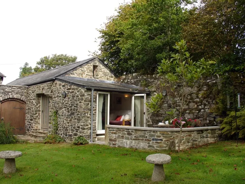 BURHAM BARN, romantic, luxury holiday cottage in Dousland - Image 1