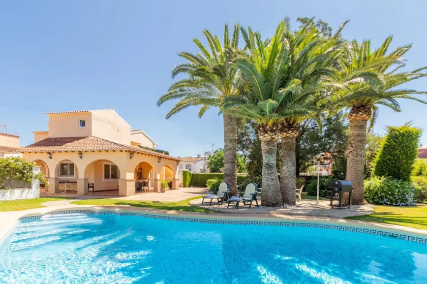 5 minutes from the beach! Ideal house for families, with private pool. - Image 1
