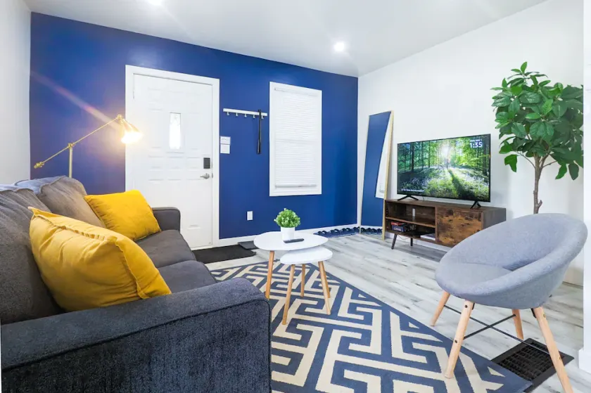 Navy gold dream - 2 bedroom house w/ work station - Image 1