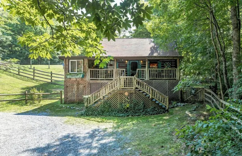 Roan Mountain Charming Cabin Hot Tub Close to Hiking Dogs Welcome - Image 1