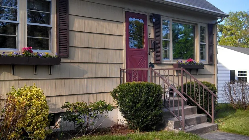 Cape Cod home in great location! Walk to downtown - Image 1