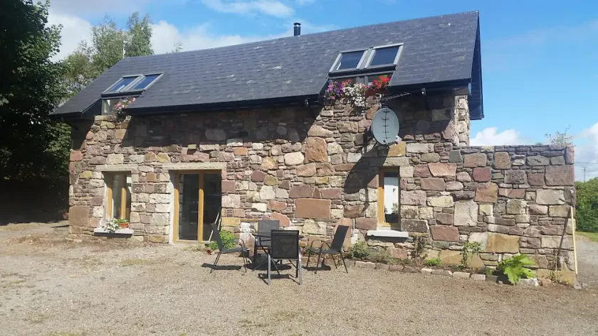 Wunderschön renovierte Berghütte und integrierte Scheune mit Blick auf Loch Mask - Image 1