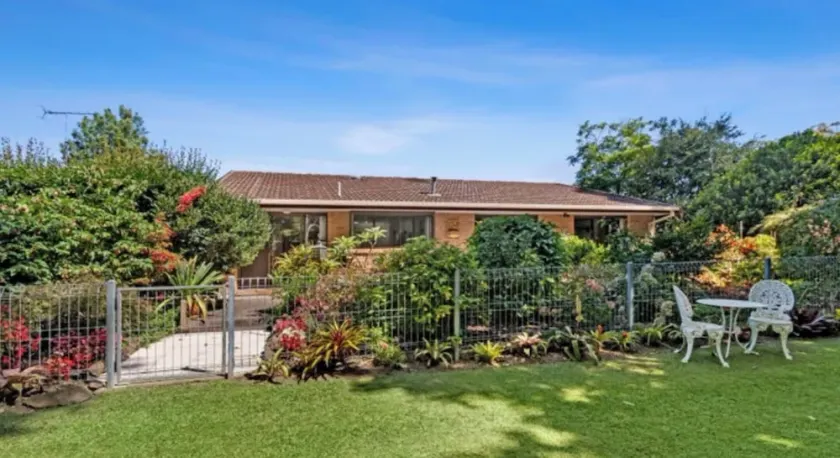 Private pet-friendly garden paradise, a 3 minute walk to Wimbie Beach - Image 1