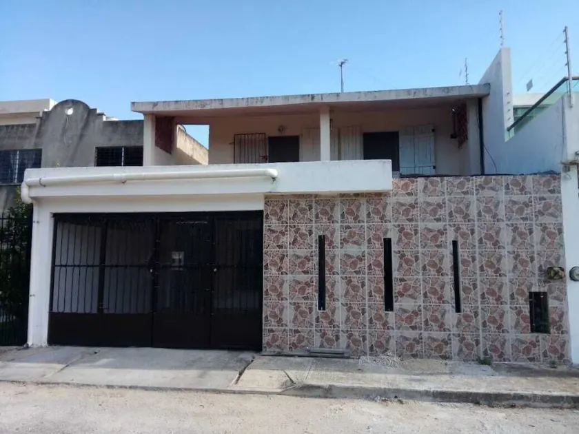 Preciosa Casa en Fraccionamiento exclusivo y vecindario tranquilo. - Image 1