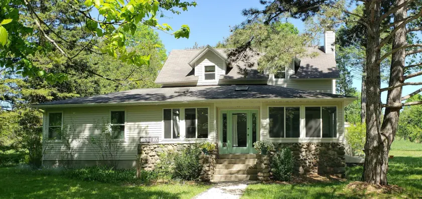 Spacious-Wooded Lot–Family/Pet Friendly-Short Walk to Eagle Harbor - Image 1