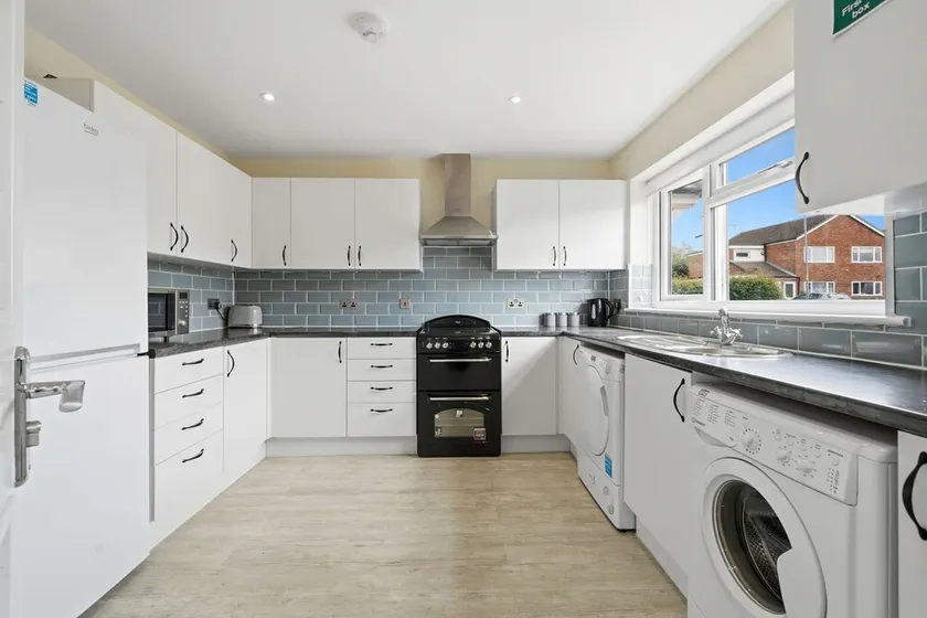 Cosy 2 bed house in Aylesbury - Image 1