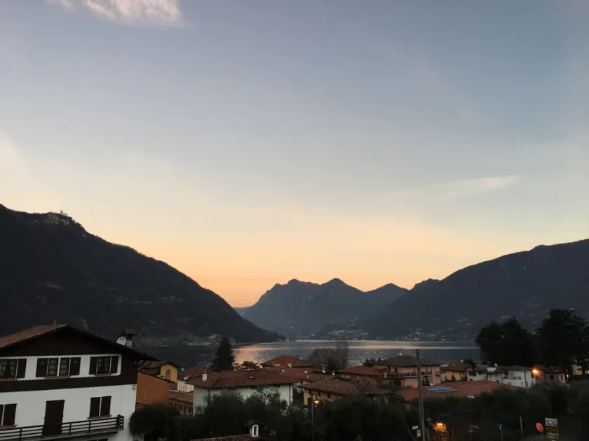 Modernes, neues Zuhause mit unglaublichem Seeblick. See und Stadt zu Fuß erreichbar - Image 1
