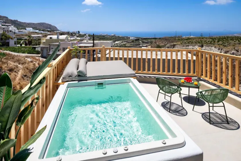 Stylish two bedroom apartment with outdoor Hot Tub and private parking - Image 1