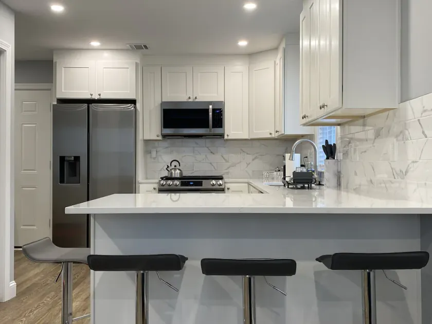 Modern 2br with W/D in unit, Parking, central air - Image 1