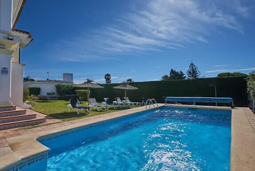 Pool, jacuzzi, poolbord, bordtennis, 3 minutter i bil til havn, gå til butikker - Image 1