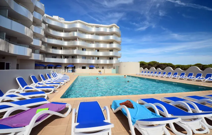 Proche de la Plage | Piscine Extérieure + Espace Détente - Image 1