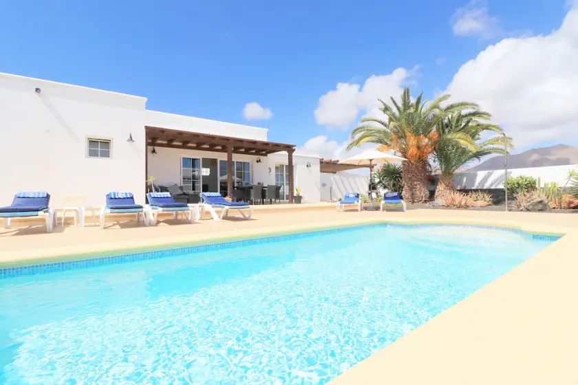 Villa spacieuse et moderne de 3 chambres avec piscine privée et vue sur la montagne près de la ville. - Image 1