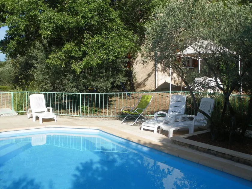Hus med inhägnad pool i Cabrières d'Avignon, i Luberon - Image 1