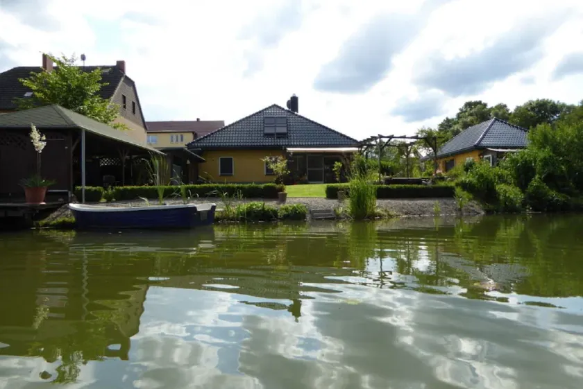 Vacation home with direct lake access - Image 1