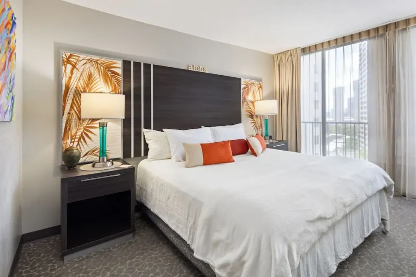 Cozy Room in Heart of Waikiki - Image 1