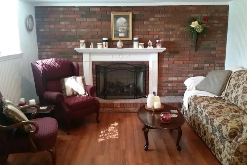 Cozy Rosecrest Suite, 1 min to I-75, full kitchen, sleeps 4, Safe area - Image 1