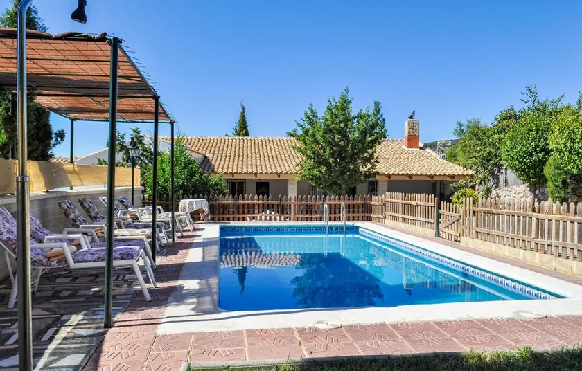 Preciosa casa en Montefrío con piscina privada, que puede ser interior o. - Image 1