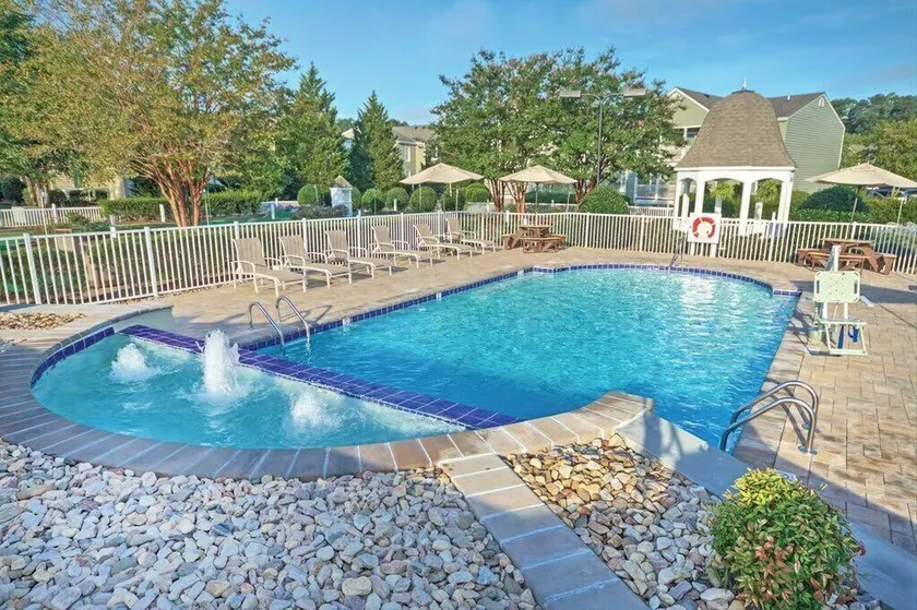 Kingsgate 3BR Apartment with Resort Access - Image 1