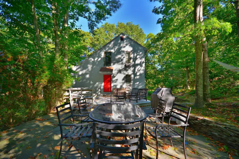 New Southampton Listing! Minutes from town & beaches - Image 1
