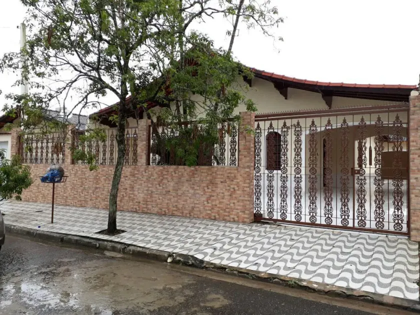 House with 5 bedrooms. It accommodates families with children, and up to 6 cars. - Image 1
