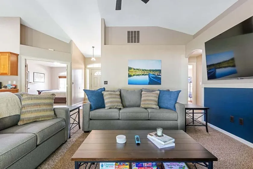 Family home -desirable neighborhood w pool access - Image 1