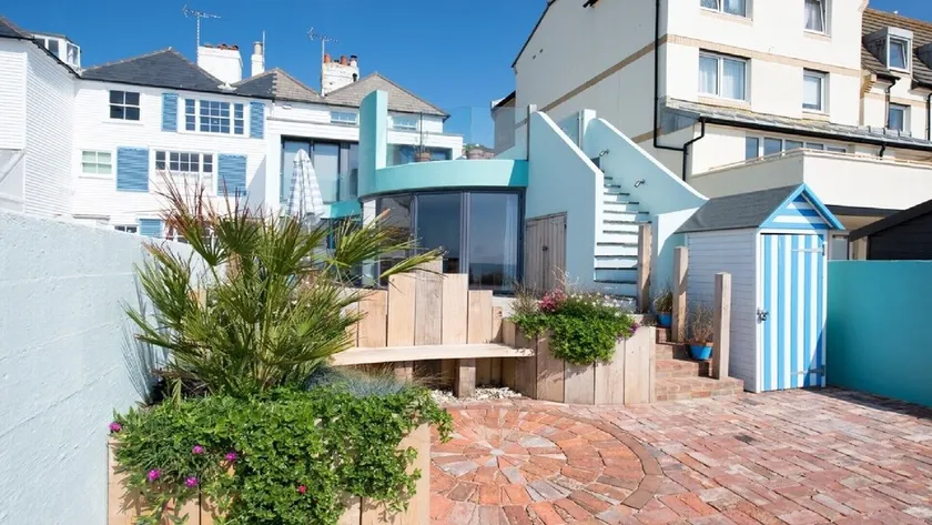The Beach House at Sandgate    Right on the beach - Image 1