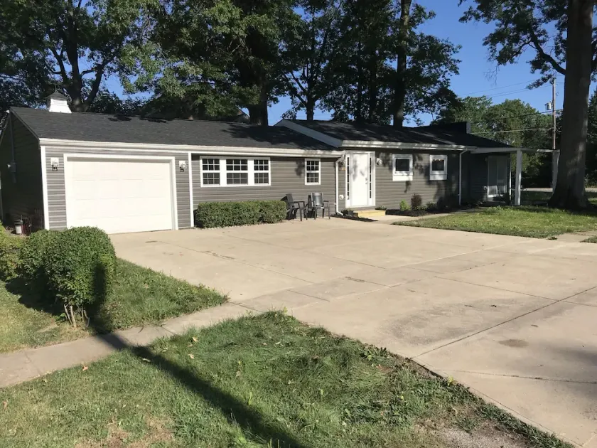 Beautiful home in Avon Lake walkable to small beach and beautiful sunsets. - Image 1