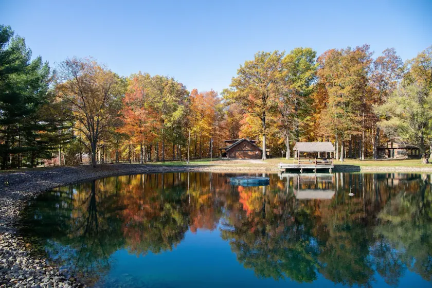Secluded Cabin, 10 acres, Hot tub, fire pit, pond - Image 1