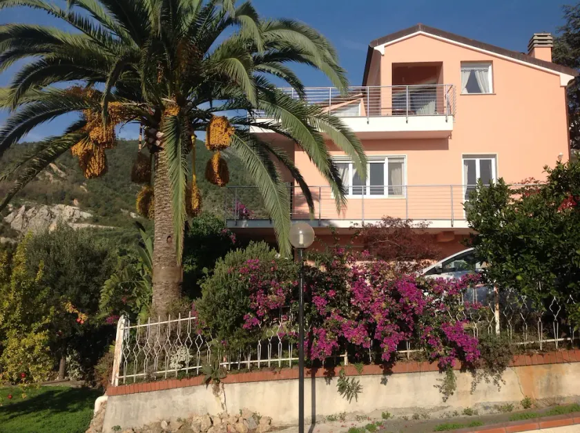 PALMS AND SEA Apartment In Loano in einer Villa mit Terrassen und Garten mit Blick auf das Meer - Image 1