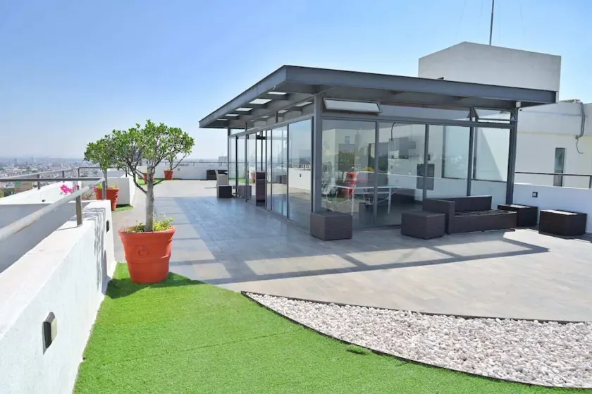 Prime Location: Pool, Rooftop, Parking, Speed WiFi - Image 1