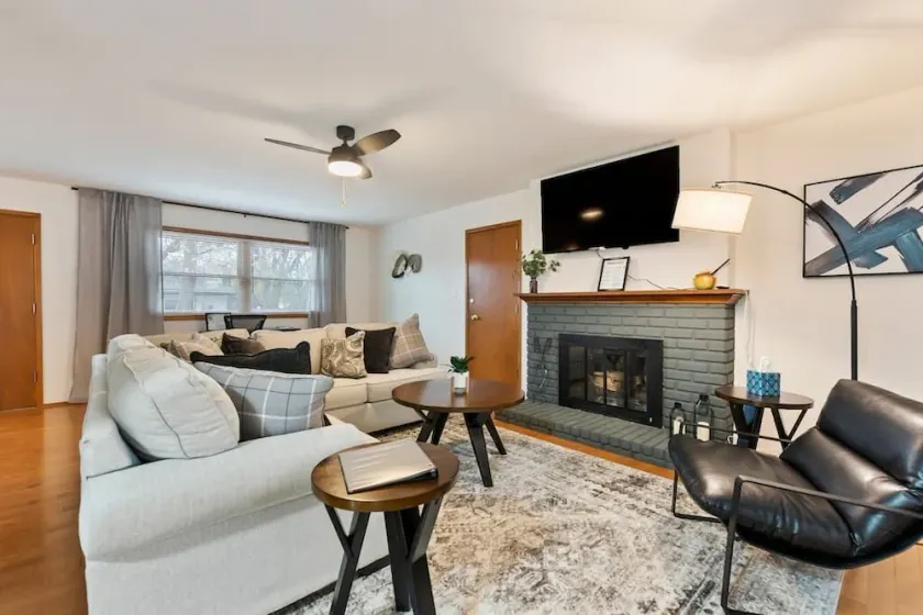3 Bed 2 Bath Home w 2 Car Garage & Fitness Room - Image 1
