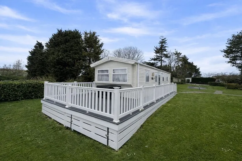 Beautiful 6 Berth Caravan With Decking In Norfolk Ref 89001Mv - Image 1