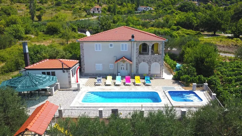 Villa med opvarmet swimmingpool og jacuzzi i oasen af fred og ro - Image 1