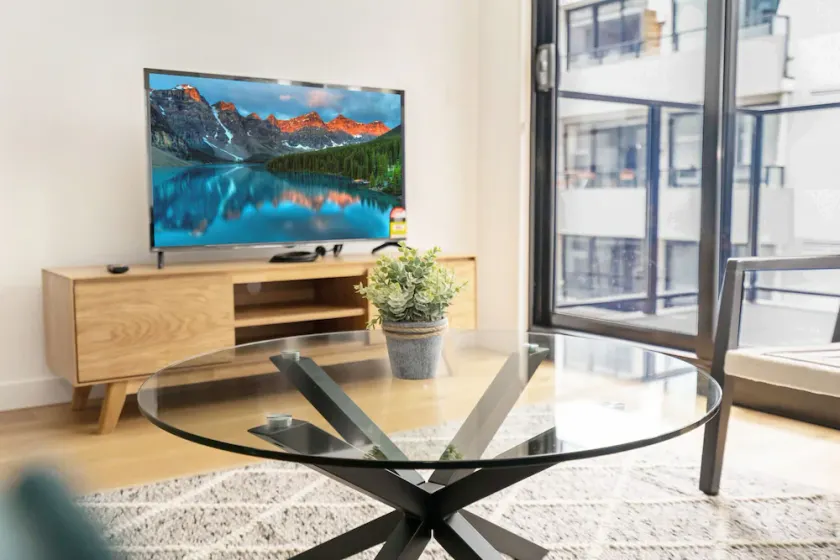 Idyllic 1-Bed Near Popular Shopping Streets - Image 1