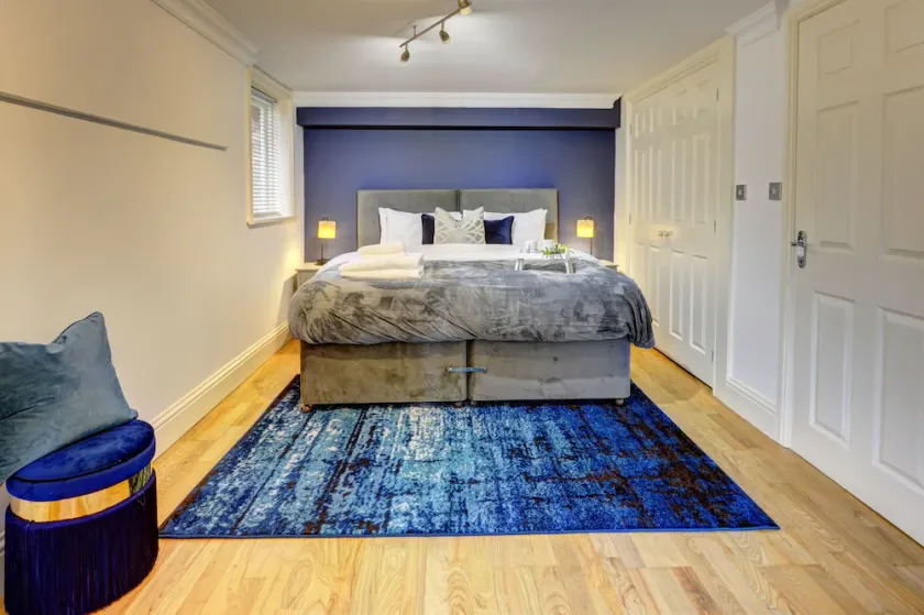 Modern 1 bed apartment, private courtyard terrace - Image 1