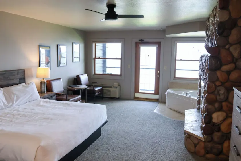 Lakeside Lodge King Room w/Jacuzzi Tub & Views of Gull Lake - Pet Friendly! - Image 1