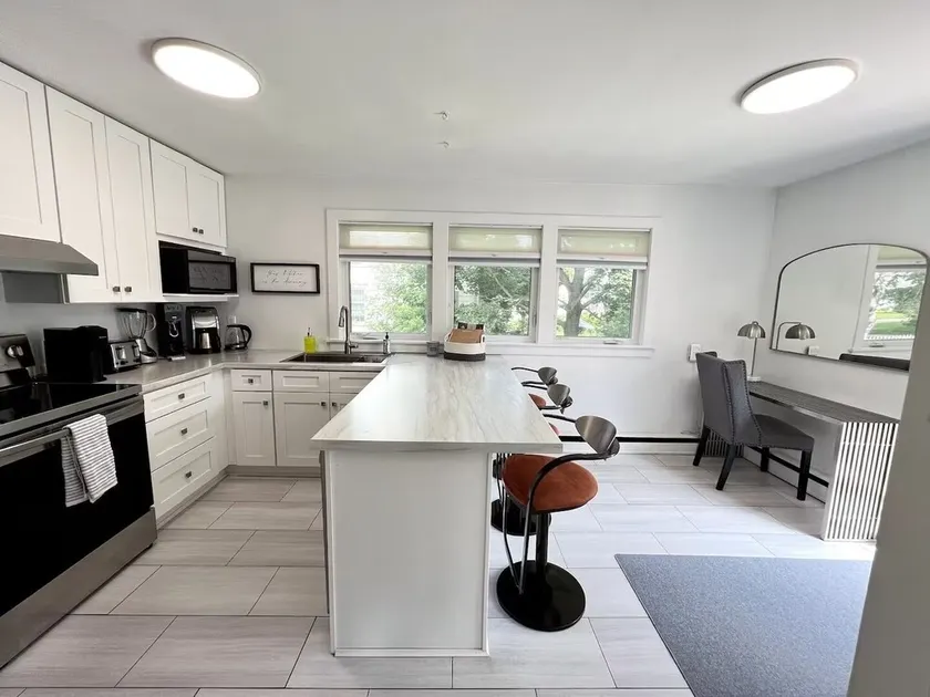 Beautiful Brighton/Charlottetown; 1300 sq ft. apartment with AC and large deck.  - Image 1