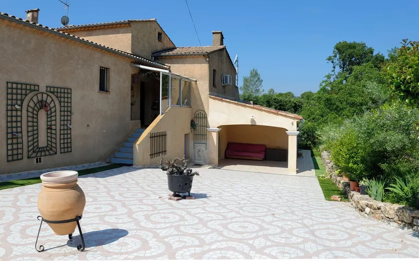 part of villa on the ground floor next to a vineyard - Image 1