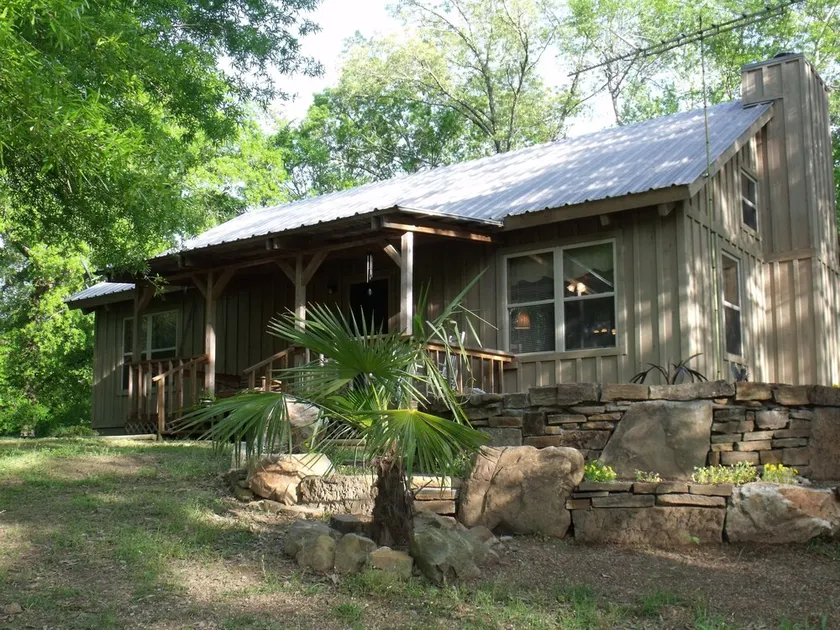 Spacious Cabin on 18 beautiful acres 20min from downtown. Spa services available - Image 1