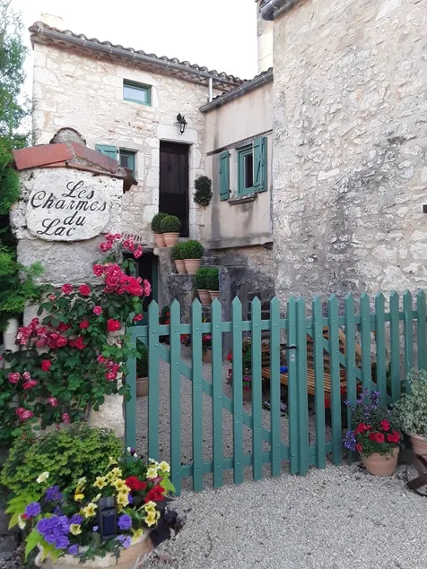 Les Charmes du Lac, en mysig studiolägenhet i hjärtat av Esclauzels, 20 minuter från Cahors och 10 minuter från St. Cirq La Popie - Image 1