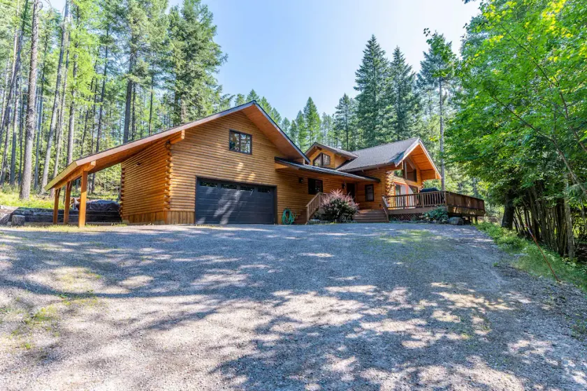 Secluded lodge w/ spacious deck, wood-burning stove, full kitchen, & free WiFi - Image 1