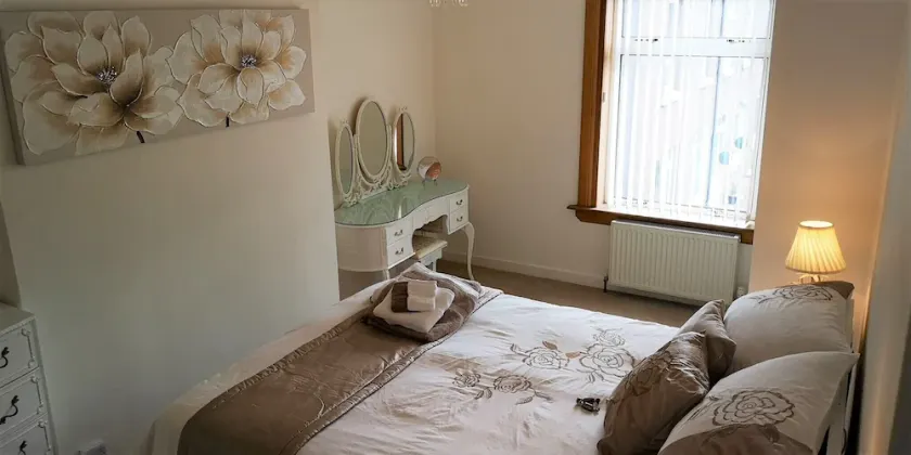 Bright, spacious centrally-located 3-bedroomed house with ample free parking. - Image 1