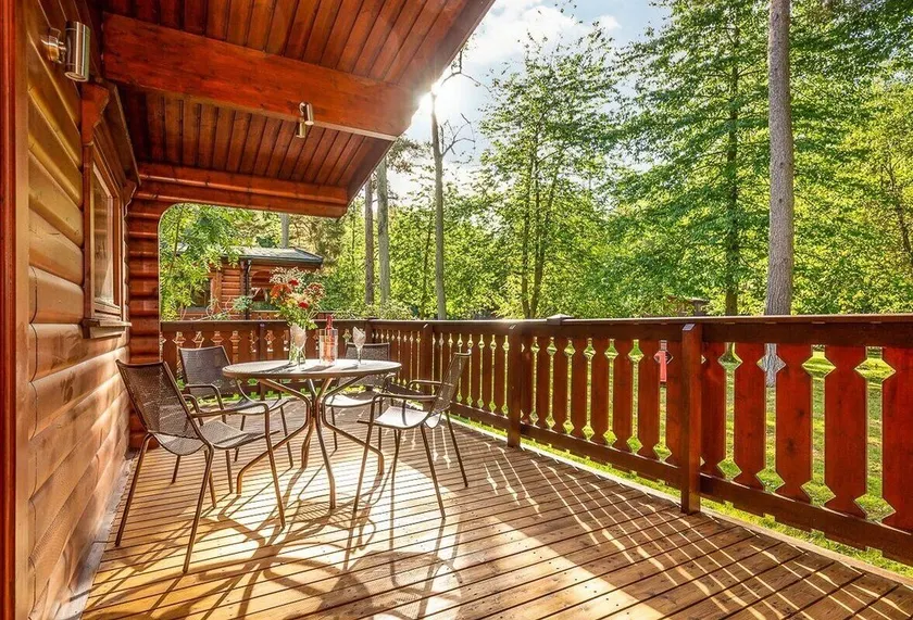 Luxury log cabin with veranda nestled in Kenwick Park, Louth - Image 1