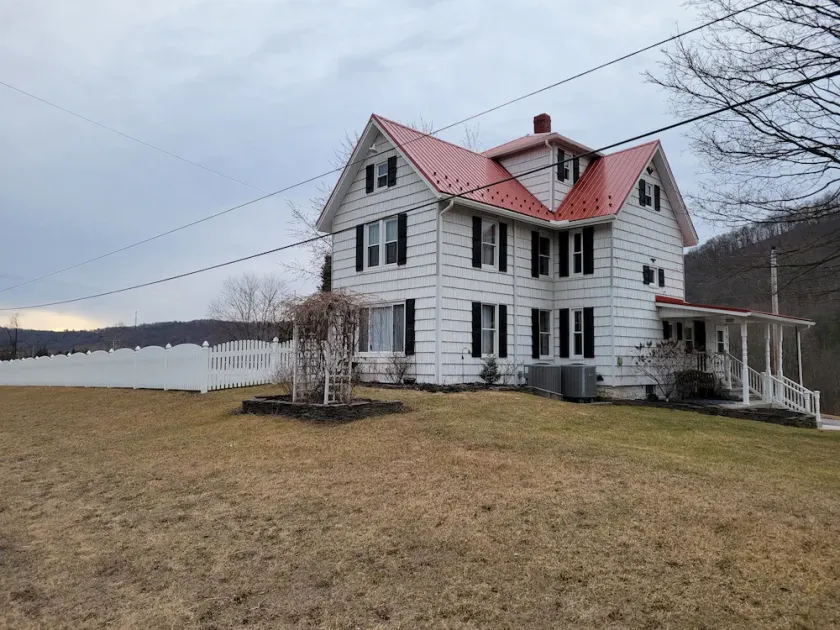 Beautiful home with perfect location for EBT and train enthusiasts! - Image 1