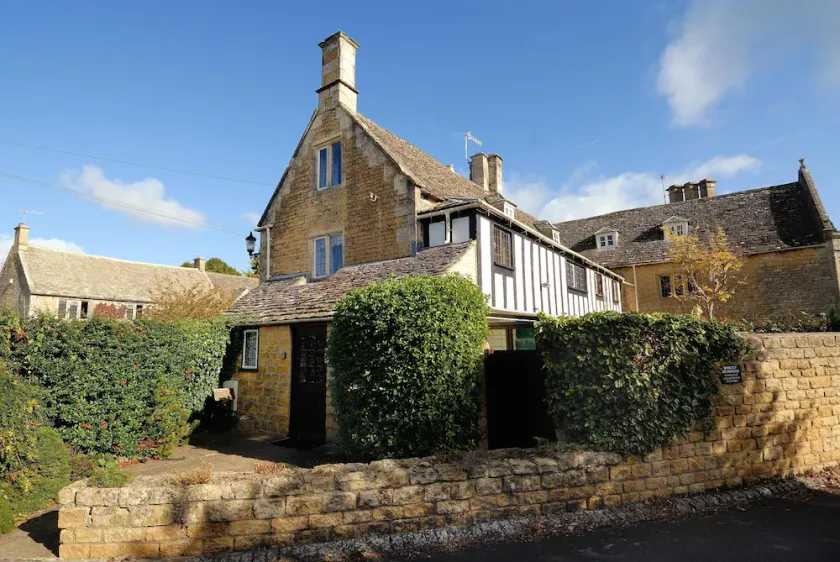 Cloisters Cottage in Bourton-on-the-water With Off Road Park For Two Cars - Image 1