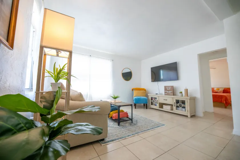 The Shores Beach Cottage - a Short Walk from the Sand - Daytona Beach Shores - Image 1
