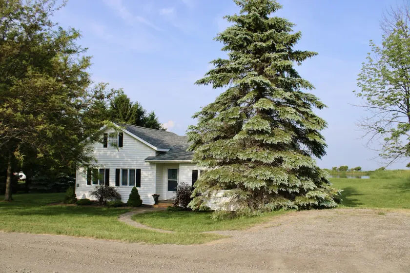Country living on a working farm - Image 1