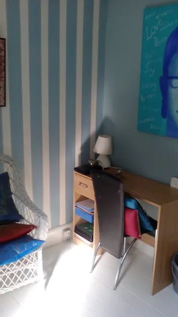 THE BUDDHA ROOM  (QUIET COSY & CLEAN) 15 MINS FROM GATWICK. - Image 1