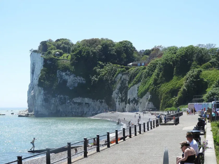 St Margaret's 2-Bed Chalet - Sleeps 4 & Pets ok - Image 1