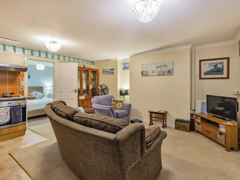 1 bedroom accommodation in Torquay - Image 1